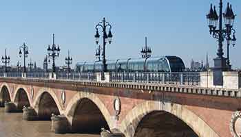 pont de pierre et le tram de Bordeaux